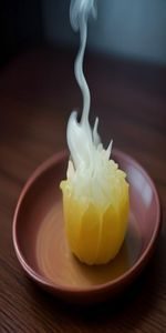 社区 App 首页信息流界面，深色主题，好友动态卡片排列清晰
