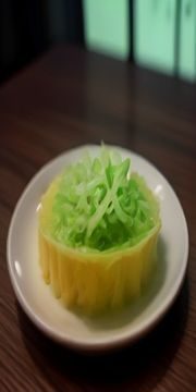 社区 App 首页暗色界面，瀑布流卡片展现居民二手物品，配图清晰，标注价格和距离